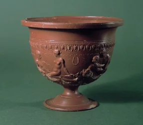 Cratère représentant des amants, Arezzo, vers 1er siècle av. J.-C.-1er siècle apr. J.-C. (poterie à glaçure rouge)